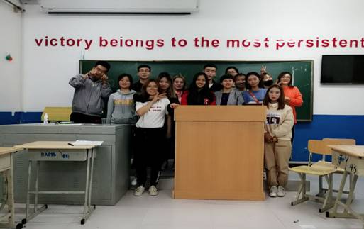 班主任邓宏老师带领2017级俄本7班同学们庆祝中秋